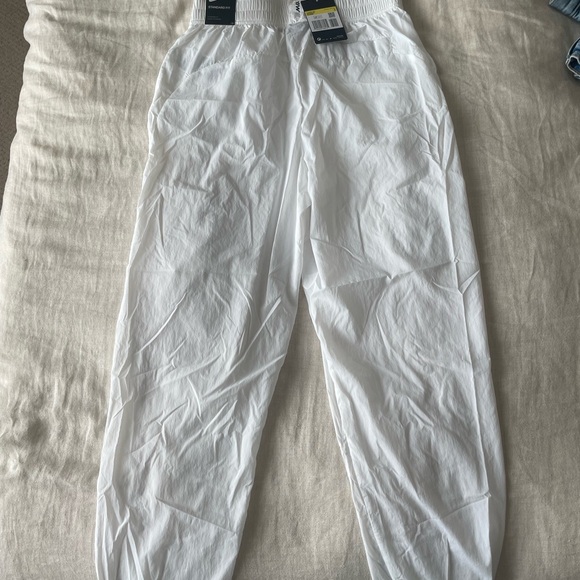 Nike swoosh standard fit pant - Picture 2 of 2